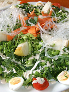Una foto de Ensalada fresca de repollo con peras y algas