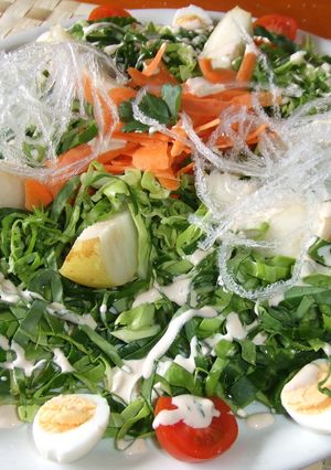 Una foto de Ensalada fresca de repollo con peras y algas