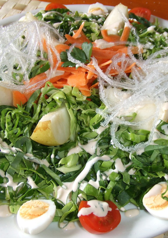Una foto de Ensalada fresca de repollo con peras y algas