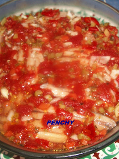 Una foto de Ensalada roja con boquerones en vinagre