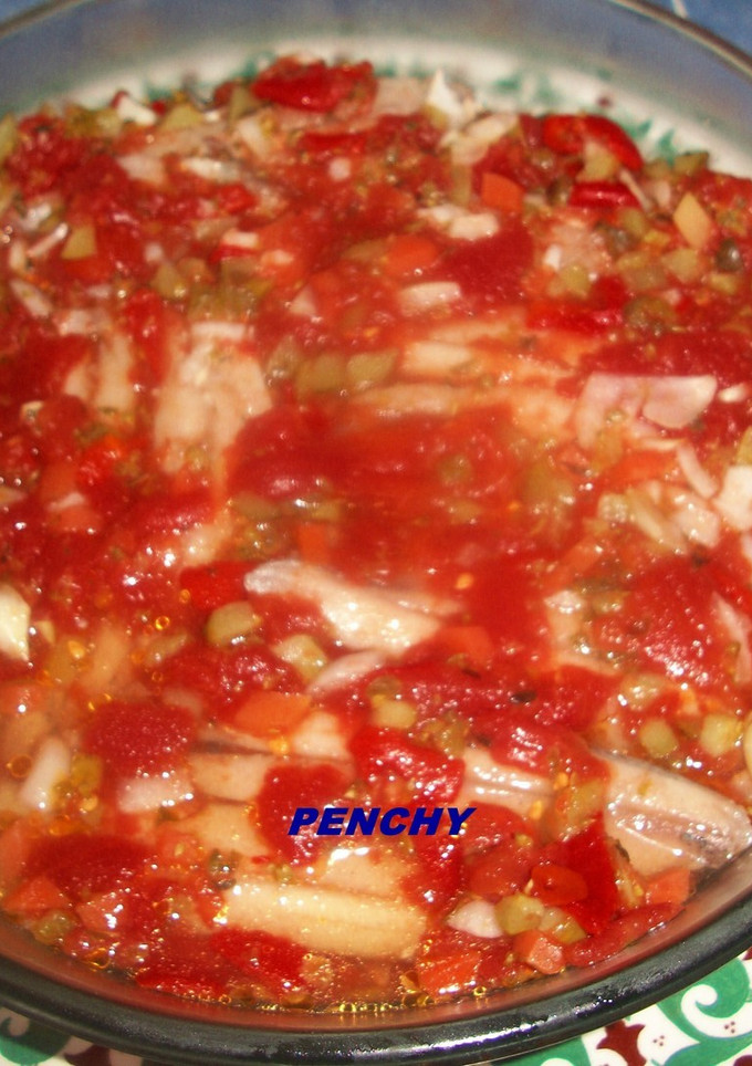 Una foto de Ensalada roja con boquerones en vinagre