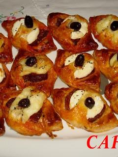 Una foto de Lazos de hojaldre con queso de cabra y chorizo