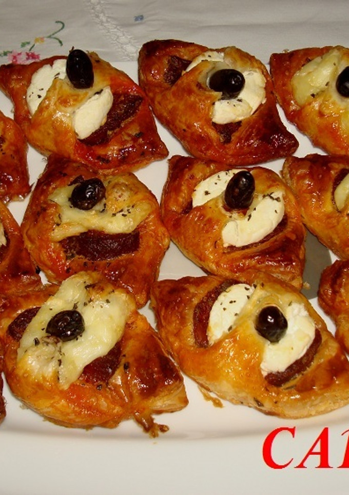 Una foto de Lazos de hojaldre con queso de cabra y chorizo