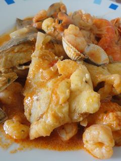 Una foto de Caldeirada de sargo, rape y mariscos