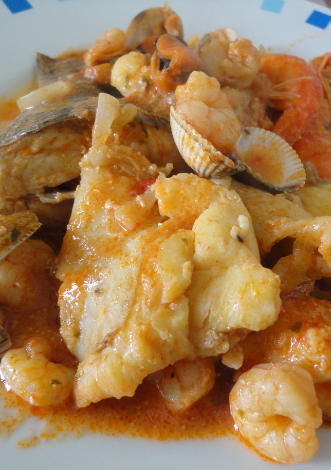 Una foto de Caldeirada de sargo, rape y mariscos