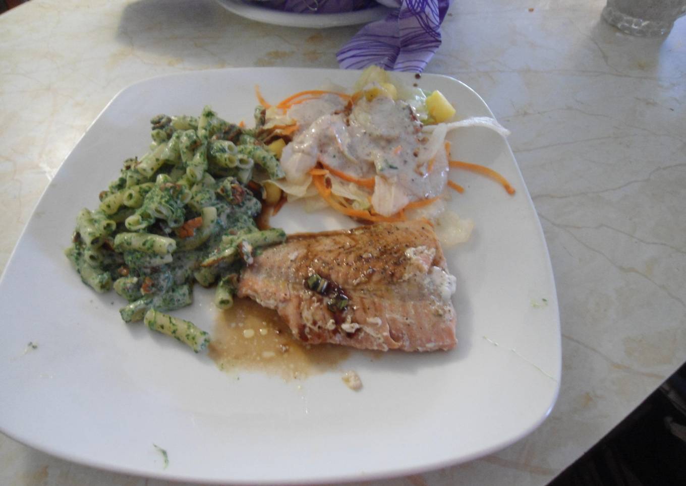 Coditos con salsa  de espinacas y nuez