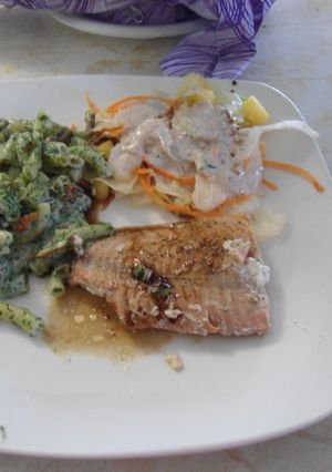Una foto de Coditos con salsa de espinacas y nuez