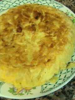 Una foto de Tortilla de patatas y cebolla (Mónica)