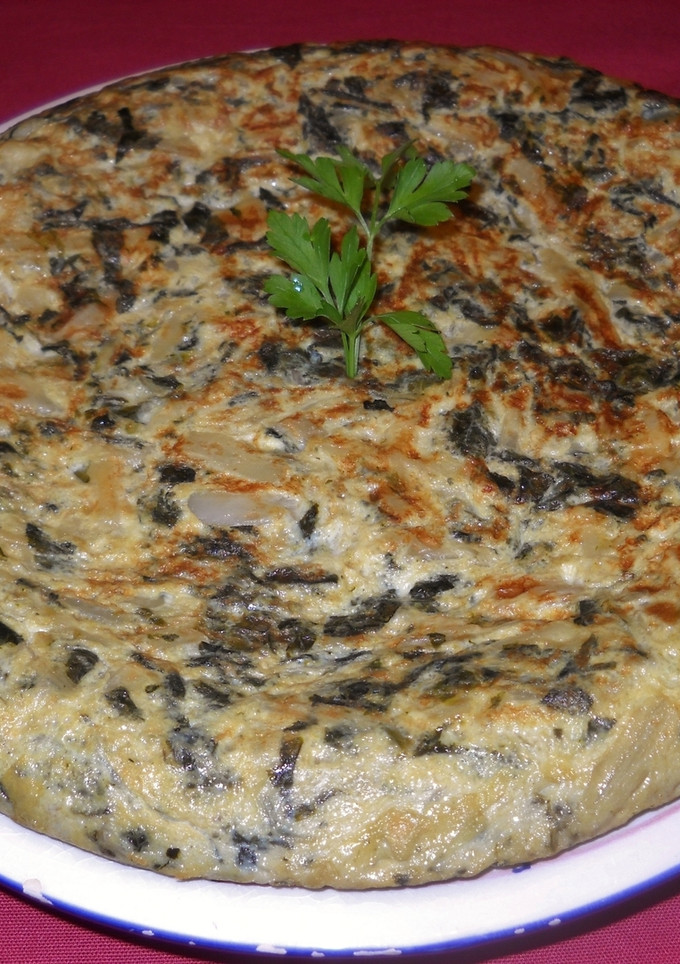 Una foto de Tortilla de mini pajaritas de pasta y acelgas