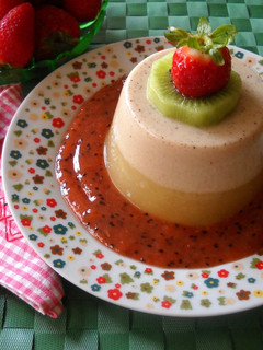 Una foto de Flan de queso fresco con coulis de kiwis y fresones