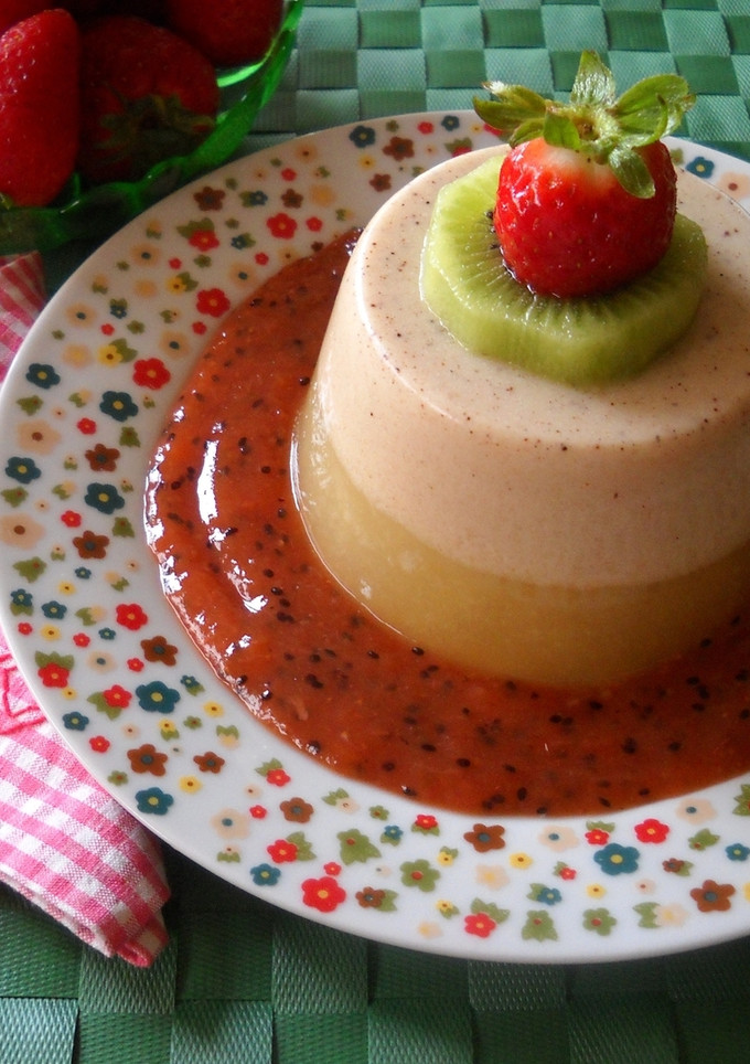 Una foto de Flan de queso fresco con coulis de kiwis y fresones