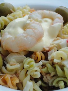 Una foto de Ensalada de pasta con gambas al ajillo, atún y surimi