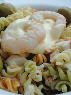 Una foto de Ensalada de pasta con gambas al ajillo, atún y surimi
