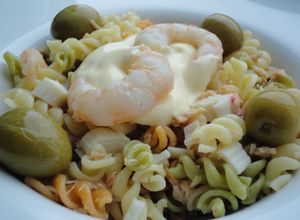 Foto principal de Ensalada de pasta con gambas al ajillo, atún y surimi