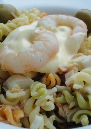 Una foto de Ensalada de pasta con gambas al ajillo, atún y surimi