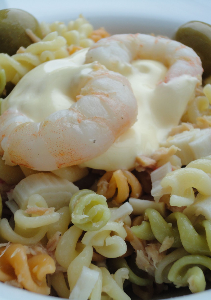 Una foto de Ensalada de pasta con gambas al ajillo, atún y surimi