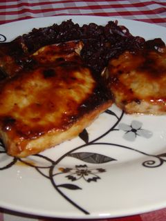 Una foto de Costillas de cerdo con guarnición de cebolla morada