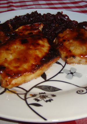 Una foto de Costillas de cerdo con guarnición de cebolla morada
