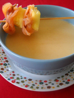 Una foto de Ajoblanco con piña y brocheta de salmón ahumado