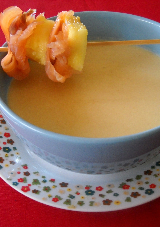 Una foto de Ajoblanco con piña y brocheta de salmón ahumado