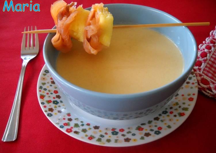 Ajoblanco con piña y brocheta de salmón ahumado