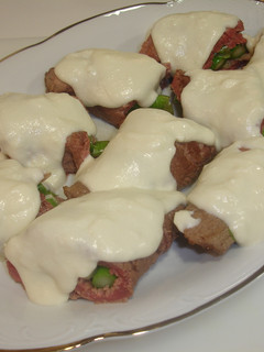 Foto principal de Ternera rellena de espárragos y ajos tiernos con salsa de queso