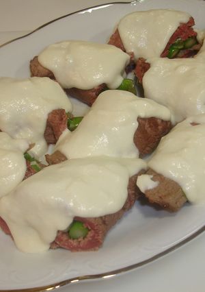 Una foto de Ternera rellena de espárragos y ajos tiernos con salsa de queso