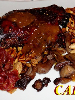 Una foto de Pato confitado con crujiente de jamón y frutos secos