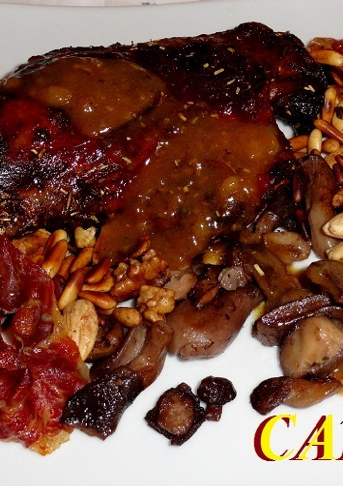 Una foto de Pato confitado con crujiente de jamón y frutos secos