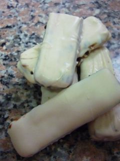 Una foto de Masitas de leche rellenas y bañadas con chocolate