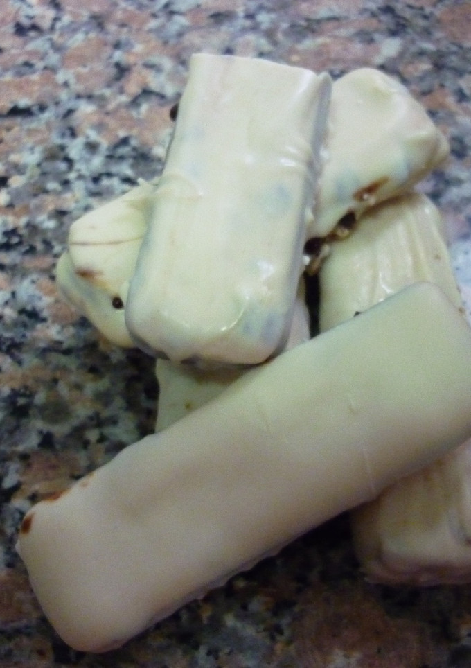 Una foto de Masitas de leche rellenas y bañadas con chocolate