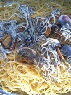 Una foto de Pasta con almejas y gulas