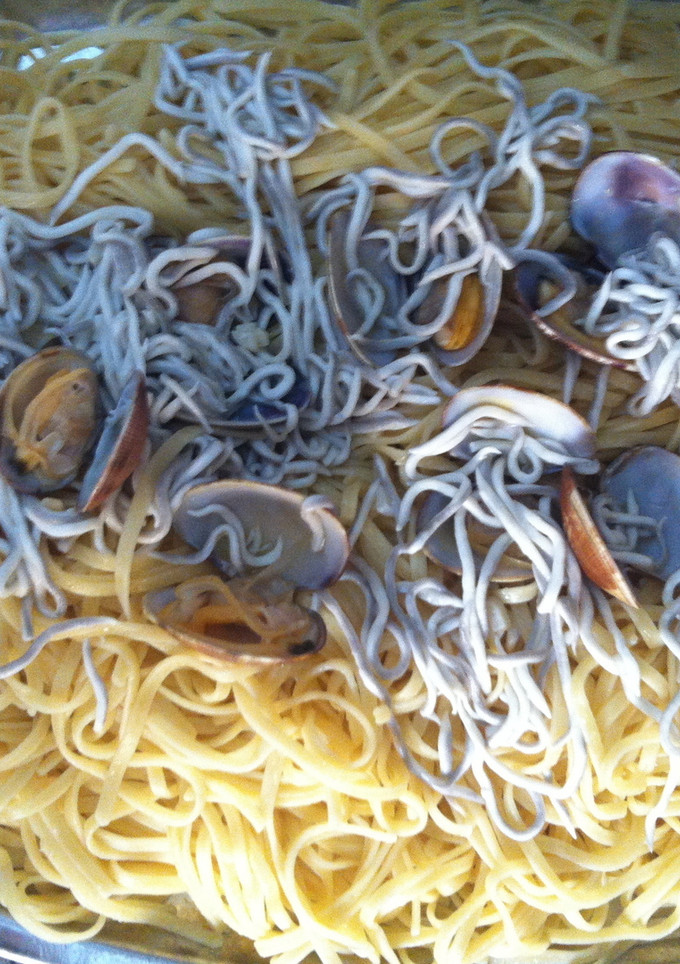 Una foto de Pasta con almejas y gulas