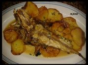 Una foto de rape horno con patata