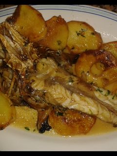 Una foto de Rape en el horno con patatas
