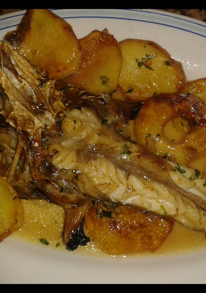 Una foto de Rape en el horno con patatas