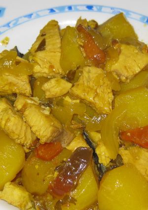 Una foto de Patatas guisadas con marrajo al azafrán