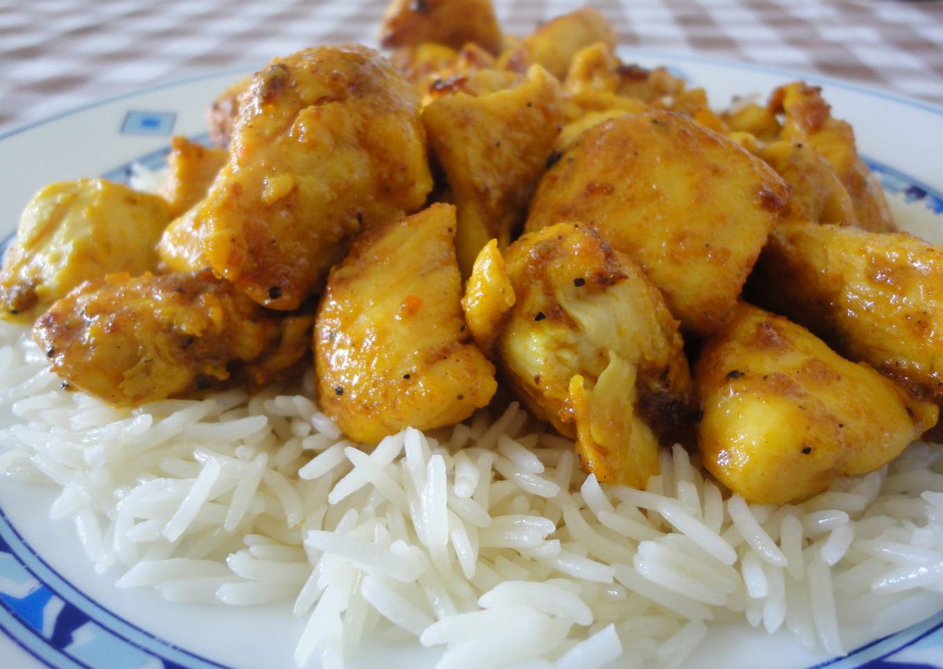 Pollo al Ras el Hanout sobre cama de arroz<br />
