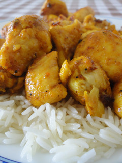 Una foto de Pollo al Ras el Hanout sobre cama de arroz