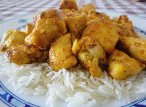 Foto principal de Pollo al Ras el Hanout sobre cama de arroz