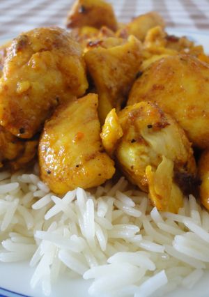 Una foto de Pollo al Ras el Hanout sobre cama de arroz