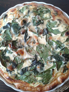 Una foto de Quiche de espinacas, pasas y hongos