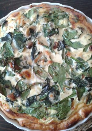 Una foto de Quiche de espinacas, pasas y hongos