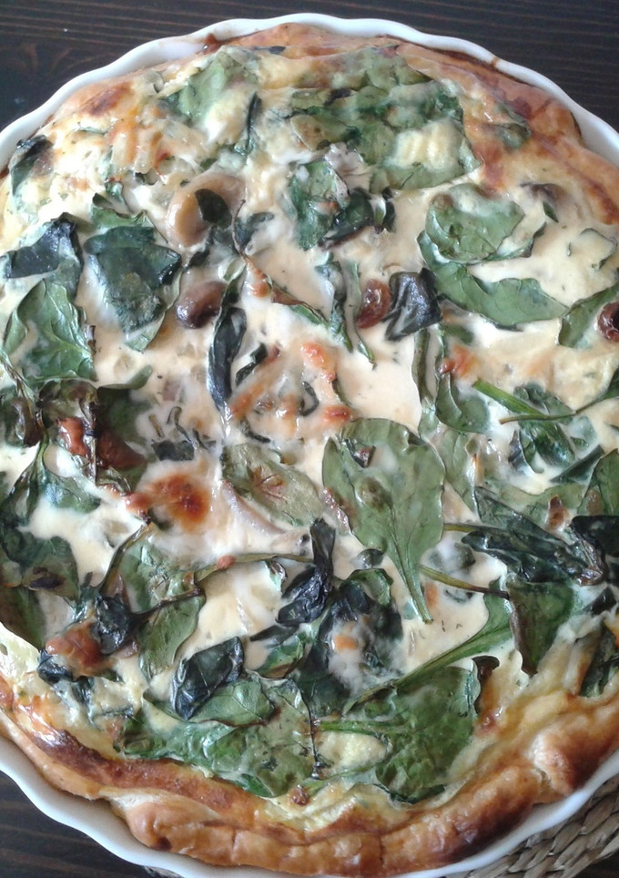 Una foto de Quiche de espinacas, pasas y hongos
