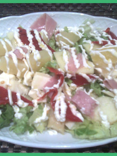 Una foto de Ensalada de piña, queso y jamón