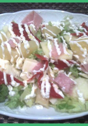 Una foto de Ensalada de piña, queso y jamón
