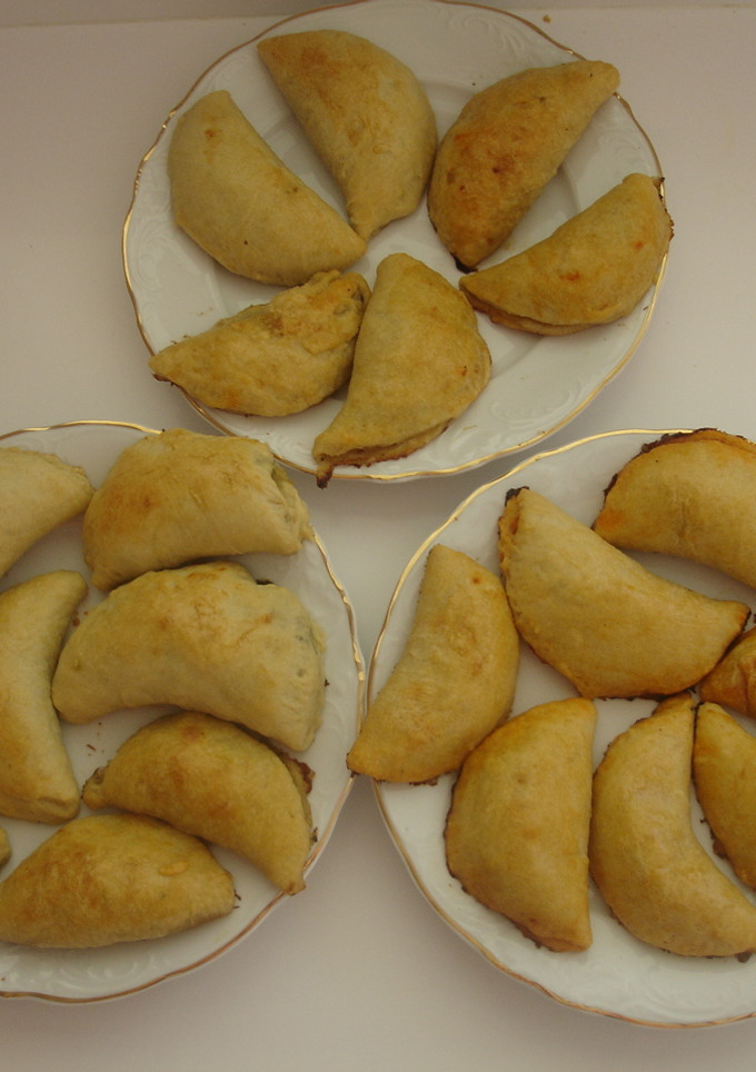 Una foto de Empanadillas caseras de tomate, de espinacas y de cebolla