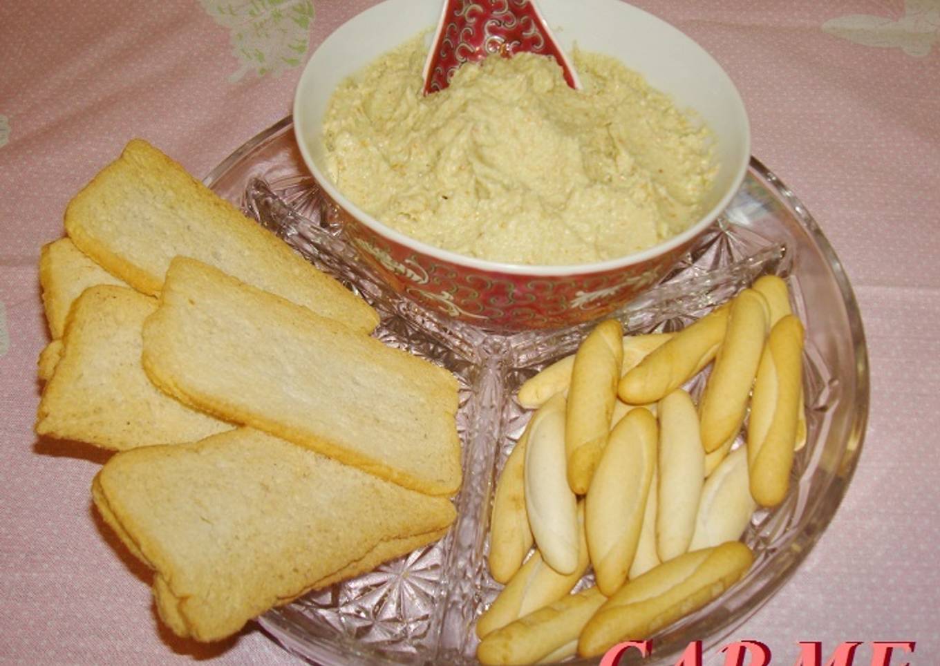 Salsa de aguacate con palitos de mar para untar<br />