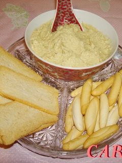 Una foto de Salsa de aguacate con palitos de mar para untar