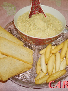 Una foto de Salsa de aguacate con palitos de mar para untar